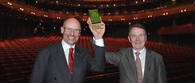 Kungsbackas kommundirektör Lasse Järvsén och kommunstyrelsens ordförande Per Ödman glada vinnare av Sveriges KvalitetsKommun 2011. Kungsbackas kommundirektör Lasse Järvsén och kommunstyrelsens ordförande Per Ödman glada vinnare av Sveriges KvalitetsKommun 2011.